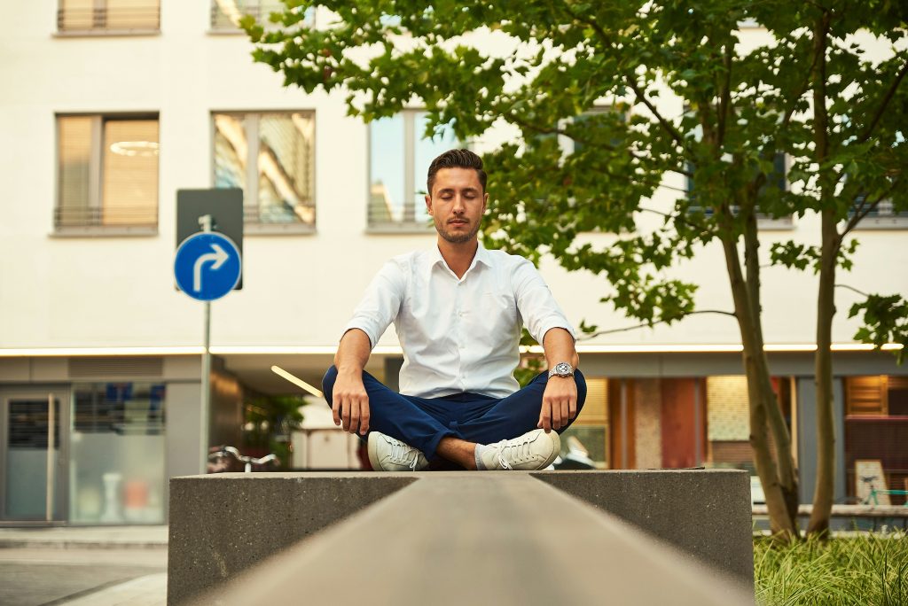 Razbijamo mite o meditaciji. Tega zagotovo niste vedeli. mediensturmer L3ZuYMvyaBo unsplash